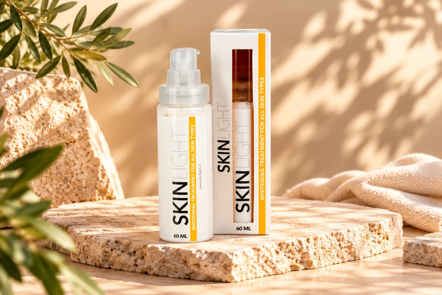 Skinlight creme en verpakking in een warme, natuurlijke setting